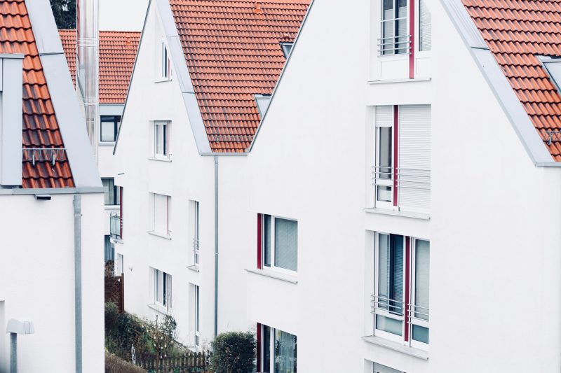 Home 12 White houses with red roofs create a clean and modern suburb 1782234031